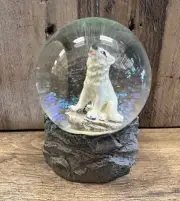 Wolf Howling Snow Globe 3" x 2"