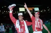 Paul Ince Bryan Robson of Manchester United celebrate after their - Old Photo