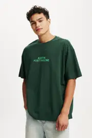 [Cotton On Men] Cotton On Men - Post Malone Box Fit T-Shirt - Lcn bra pineneedle green/post malone -sign me L LCN BRA PINENEEDLE GREEN/POST MALONE -SIGN ME