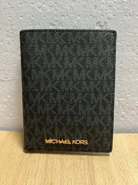 在飛比找Yahoo!奇摩拍賣優惠-Michael Kors MK銀字防刮LOGO皮革掀式護照/