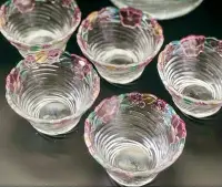 在飛比找Yahoo!奇摩拍賣優惠-中古vintage大塚硝子炫彩浮雕粉花朵中古玻璃杯杯