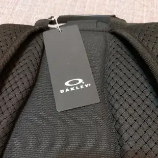 全新 美國帶回 OAKLEY 92910 型男必備 LOGO 標 黑色 白格紋 男黑色背包 後背包 筆電包