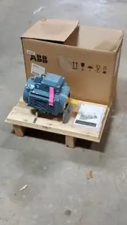 NEW!! ABB Motor 3GAA108529-BDF +VC M3AA 100LB 4-8 3-Phase Squirrel Cage Motor