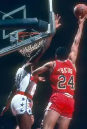 Reggie Theus of the Chicago Bulls Basketball 1980 Photo 10