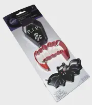 WILTON ~ 3 Pc ~ HALLOWEEN COOKIE CUTTER SET ~ Coffin/Vampire Teeth/Bat