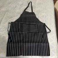 在飛比找蝦皮購物優惠-全新 黑白 條紋 圍裙 廚房 防潑裙 廚房家居服 煮飯裙 煮