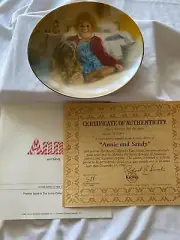 KNOWLES COLLECTOR'S PLATE "ANNIE AND SANDY" FIRST ISSUE 1982 NEW IN BOX