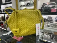 在飛比找Yahoo!奇摩拍賣優惠-㊣東區正精品㊣BV Bottega Veneta 鵝黃色羊皮