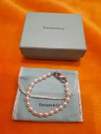 在飛比找Yahoo!奇摩拍賣優惠-(保證真品) Tiffany&Co 珍珠手鍊