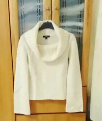 在飛比找Yahoo!奇摩拍賣優惠-MANGO MNG 鬆糕領一字領厚織羊毛上衣430 (白色)