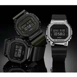 CASIO卡西歐G-SHOCK GM-5600-1經典的方型錶殼金屬質感輕巧貼合手腕舒適錶帶43.2mm