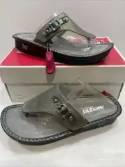 Alegria Womens Van-638 Thong Wedge Sandals Silver Leather Women's Size 9/39 EUC
