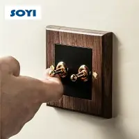 在飛比找樂天市場購物網優惠-撥桿開關插座 soyi一開五孔實木面板多孔中國風復古黃銅撥桿