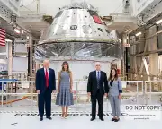 DONALD TRUMP & MELANIA w/ VICE PRESIDENT MIKE PENCE @ KSC - 8X10 PHOTO (SP-580)