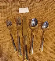 Oneida GOLDEN DAMASK ROSE complete flatware set; 5-pcs.; brand new