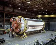 NASA ENGINEERS PREPARE SATURN I S-I STAGE ROCKET IN 1961 - 8X10 PHOTO (AZ562)