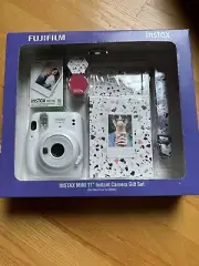 Fuji Film Instax Mini 11 Gift Set New