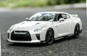 Bburago 1:24 2017 NISSAN SKYLINE GTR GT-R Racing Car Vehicle Diecast Model White