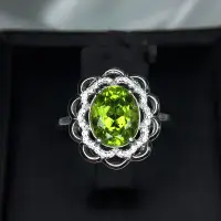 在飛比找Yahoo!奇摩拍賣優惠-【巧品珠寶】：天然橄欖石花簍空優雅款環繞戒指