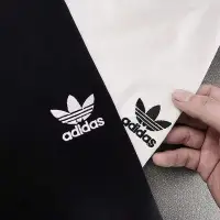 在飛比找Yahoo!奇摩拍賣優惠-100％原廠ADIDAS 三葉草 愛迪達 衣服 刺繡短T 短