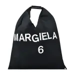 【MM6 MAISON MARGIELA】MM6 MAISON MARGIELA JAPANESE白字LOGO字母花紋三角造型帆布手提肩背托特包(黑)