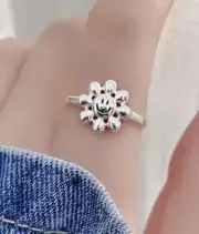 Smiley face daisy silver toe ring/ring