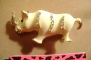 NWT- BETSEY JOHNSON TAN CRYSTAL RHINO GOLD TONE BROOCH. USA SELLER