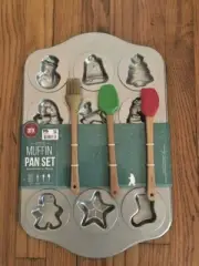 NWT 4 PIECE CHRISTMAS MUFFIN PAN SET