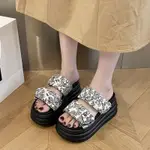 國潮厚底拖女夏外穿2024新款寬鬆糕時尚刺繡一字沙灘涼拖COMFY PLATFORM SANDAL ANTI SLIP