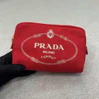 在飛比找蝦皮購物優惠-PRADA 紅拼白logo 拉鍊化妝包