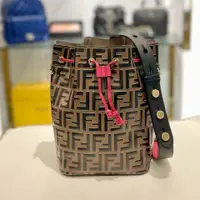 在飛比找PopChill優惠-[二手] FENDI 牛皮滿版LOGO水桶包 極新二手商品