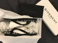 在飛比找Yahoo!奇摩拍賣優惠-［已售出 ］保證真品-黑色紀梵希Givenchy Logo 