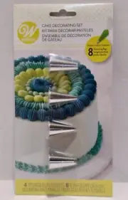 WILTON CAKE DECORATING SET 4 Tips 12, 5, 18, & 32 - 8 Decorating Bags 2104-4849
