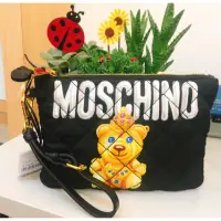 在飛比找蝦皮購物優惠-Moschino 珠寶熊拉鍊菱格手拿包 附保卡、防塵袋🔥出清