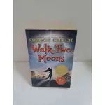 【大衛360免運】【送贈品】WALK TWO MOONS(英文) #9成新【P-C2642】