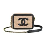 【CHANEL 香奈兒】CHANEL MINI VANITY CASE經典字母LOGO菱格紋設計牛皮拉鍊鏈袋斜背小方包(米X黑)