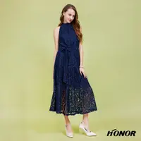 在飛比找momo購物網優惠-【HONOR 山形屋】蕾絲圓領挖肩綁帶後簍空雙釦洋裝