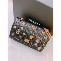 在飛比找Yahoo!奇摩拍賣優惠-Chanel 真品限量徽章2.55肩背包24cm