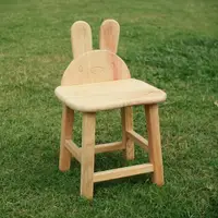在飛比找momo購物網優惠-【MU LIFE 荒木雕塑藝品】可愛動物無垢檜木兒童椅(兔兔