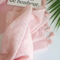 在飛比找ETMall東森購物網優惠-櫻花樹下粉色女文藝夏季棉麻圍巾