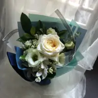 在飛比找momo購物網優惠-【鮮花花束】仙杜瑞拉鮮花花束(水仙百合 白玫瑰 桔梗)