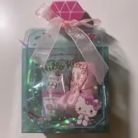 在飛比找蝦皮購物優惠-HelloKitty條狀保濕護手霜組附小方巾禮盒