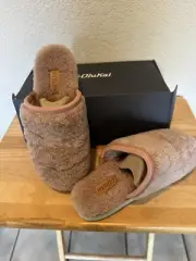 Olukai Pupil Mua. Fuzzy Slippers Size 7. Pink Sea Salt