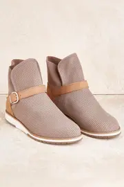 Lorne Boot--EMU-W11175