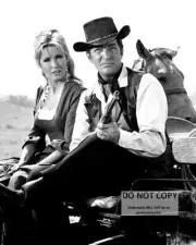 DEAN MARTIN AND LAURA DEVON IN A 1964 EPISODE OF "RAWHIDE" - 8X10 PHOTO (DA-738)