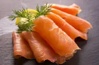 在飛比找Yahoo!奇摩拍賣優惠-【年菜系列 】煙燻鮭魚(即食)/冷煙燻鮭魚/ 約250g /