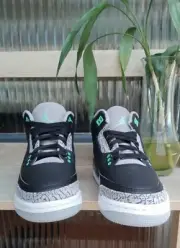 Nike Air Jordan 3 Retro GS AJ3 Green Glow Size US 6Y. OFFER, WHAT U WANT 2 PAY?