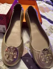 NIB!! Tory Burch Gold Travel Logo Ballet Flats Shoes, Size 7.5