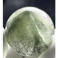 在飛比找蝦皮購物優惠-天然水晶包裹綠幽靈金字塔水晶球晶體通透立體金字塔幽靈栩栩如生
