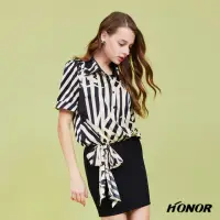 在飛比找momo購物網優惠-【HONOR 山形屋】翻領排釦綁帶不規則條紋洋裝